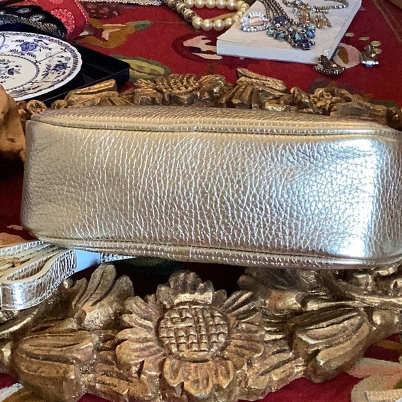 APATCHY LONDON NEW W/OUT TAG TASSEL GOLD LEATHER BAG 6” tall x 7” wide 2 STRAPS - Picture 7 of 9